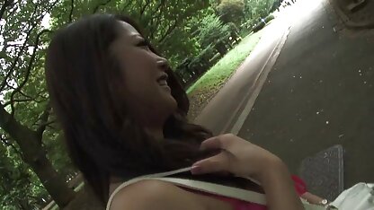 赤ん坊は公園で見知らぬ人によって指を取得します 動画 無料 えっ