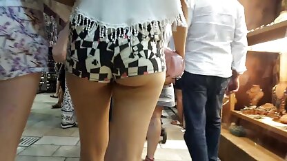 パトモスの町で小さなパンティーとトルコゴージャスな女の子、。