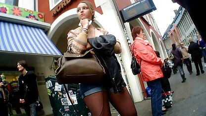 熱い十代の短いショートパンツドイツのバス停で クンニ の エロ 動画