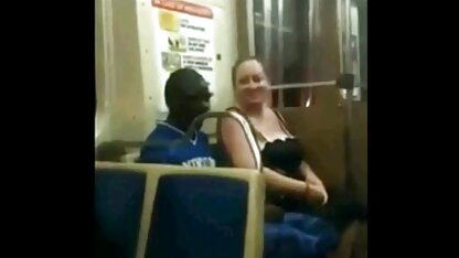 電車の中で黒の女の子