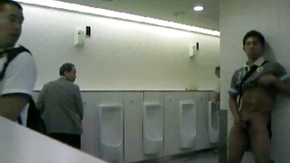 公衆トイレで熱くオナニーする！
