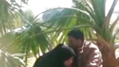パキスタンのカップルと作業テーブルときに庭で