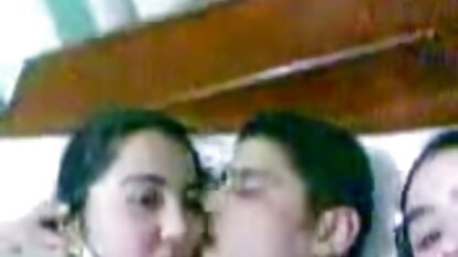男は二人の女の子がベッドの中でアラブ（エジプト）ですキス 有馬 芳彦 動画 無料