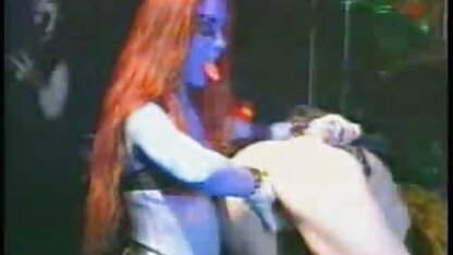 ステージ上のコンサートで女の子 ジーンズ 女 エロ