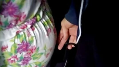 彼はバスで彼女のお尻に触れるのが好きです。 動画 えろ たれ りす と