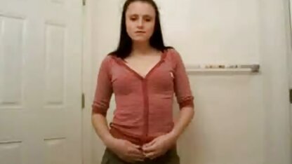 彼女はストリップとバスルームで膣に触れながら おばさん ポルノ 動画