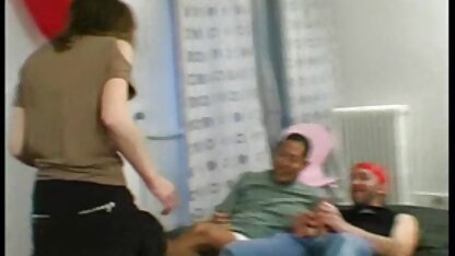 彼女は2つの手で彼を見ました 女 生徒 エロ