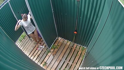 プールの最初のティーンエイジャー。