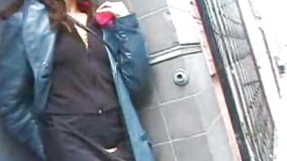 Madurita seプレイen la calle con su nuevoディルド