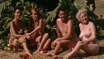 女の子は1960年代のビーチリゾートで楽しい時を過す) セイムーブ アダルト