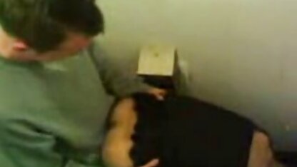 トイレで頭を抱えた女の子を捕まえた エロ 動画 素人 自 撮り