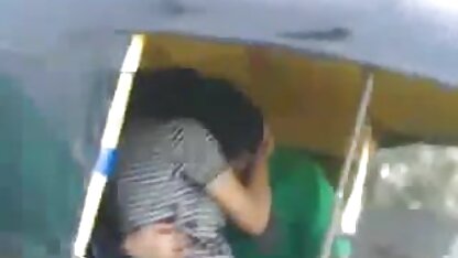 車の中でキスを引っ張ります。 素人 恥ずかしい