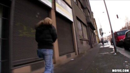 女の子は性交のために現金を取ることに同意する 海 ギャル 動画