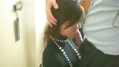 上司は彼のオフィスのフェラチオ。 楽しむ
