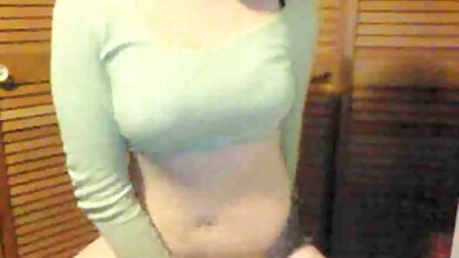 指ティーンの猫と彼女の指を舐めている エロ 動画 フェラ 集
