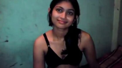 インドの女の子は、学校、友人にナイフ